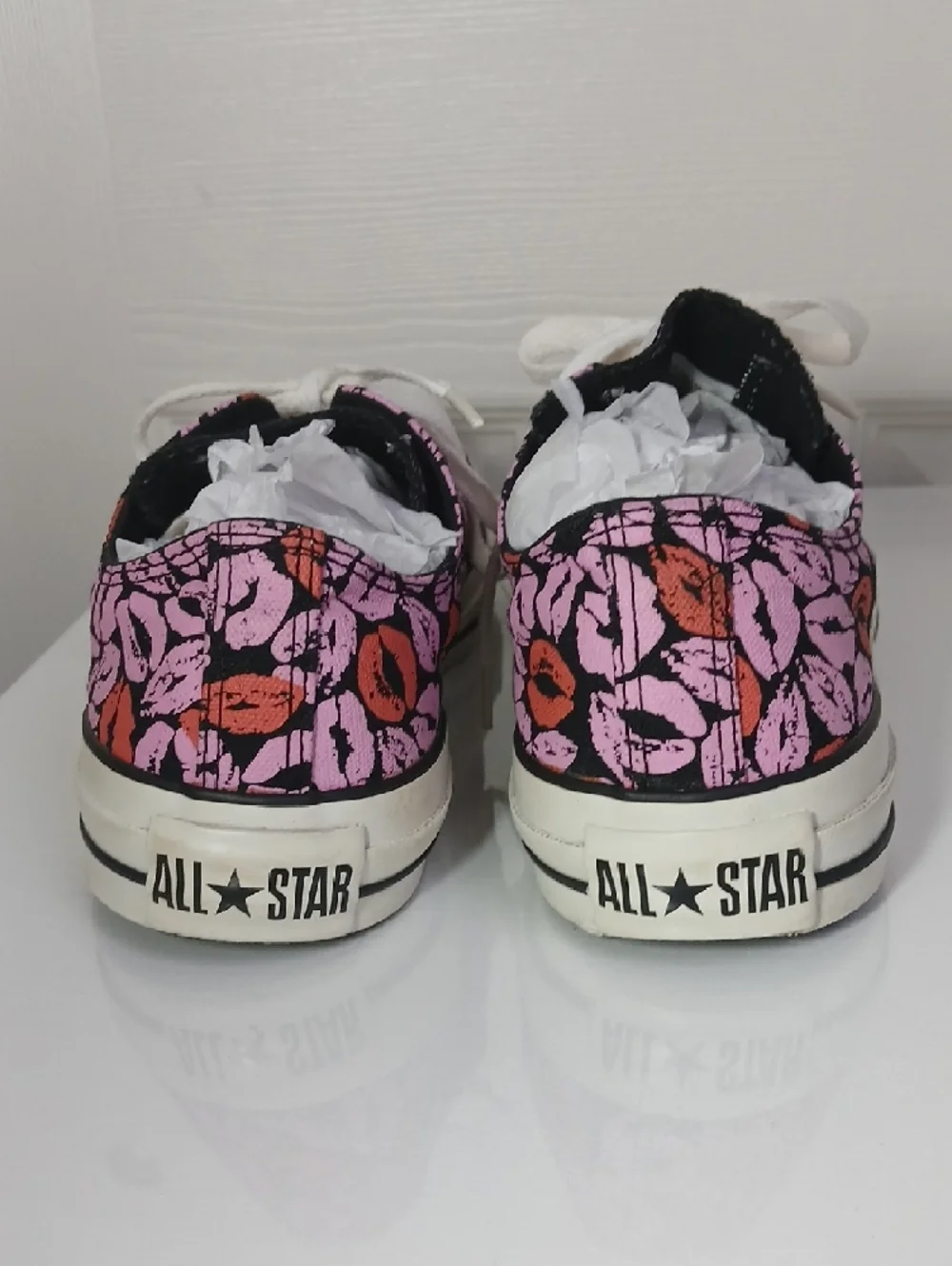 Converse Chuck Taylor All Star Low Top Pink & Red Lip Print Sneakers - Picture 6 of 16